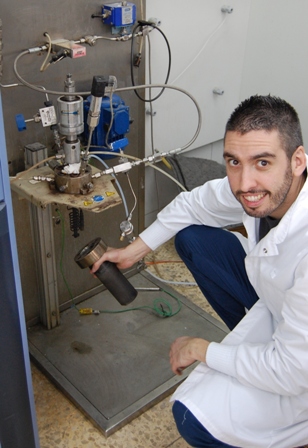 Joseba Andoni Salbidegoitia beside the equipment used in the research.