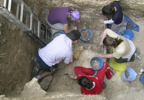 Proceso de excavación en el yacimiento de Atxoste, Álava.