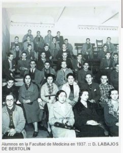 Alumnado de la Facultad de Medicina, 1937. Fotografía: Danielle Labajos de Bertolin 