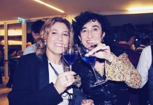 Las profesoras del Master UPV/EHU María Saiz y Miren Gabantxo, en la presentación del vino azul [Fuente: Taig Mac Carthy]