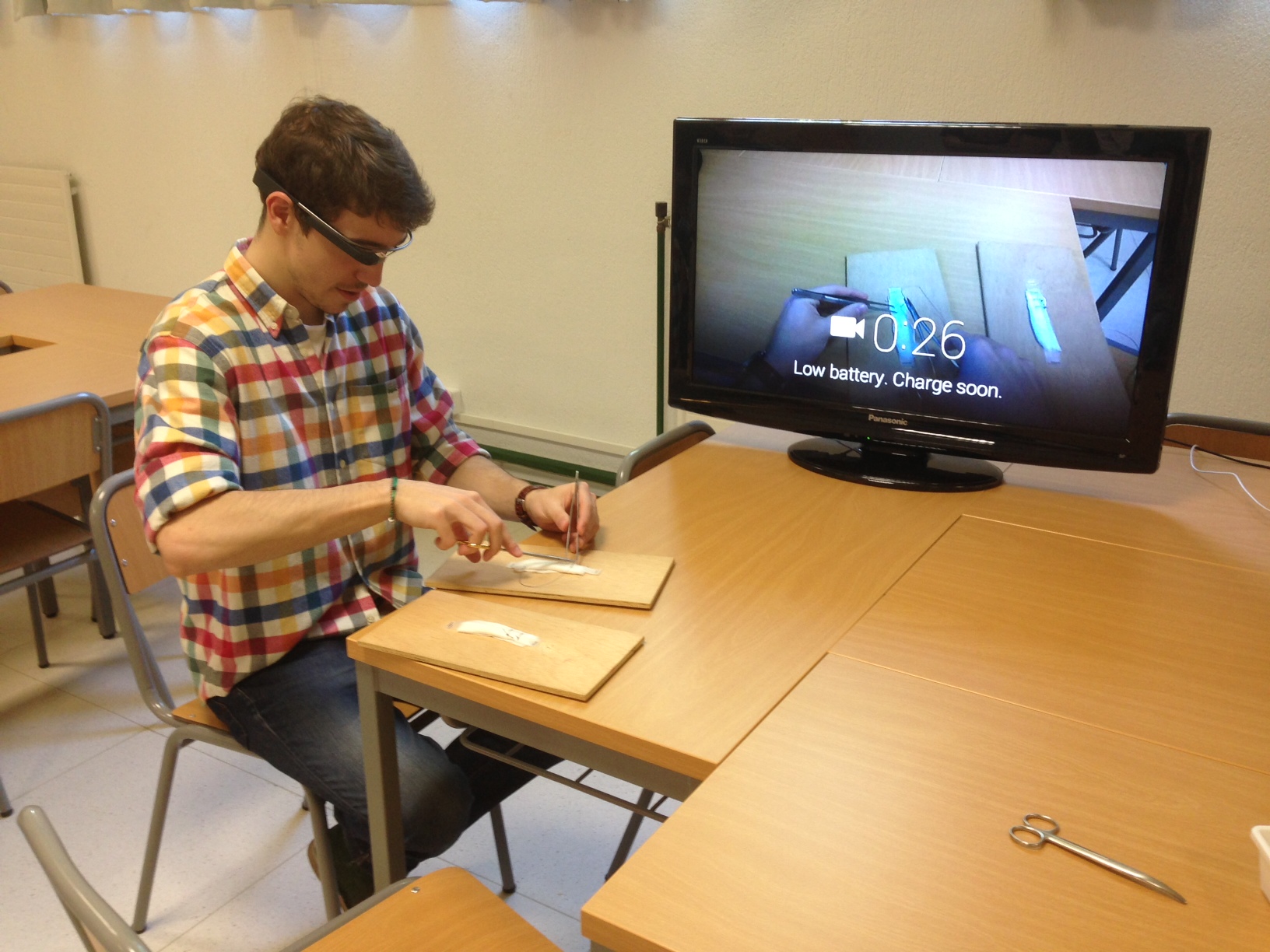 Ikasle bat Google Glass betaurrekoekin