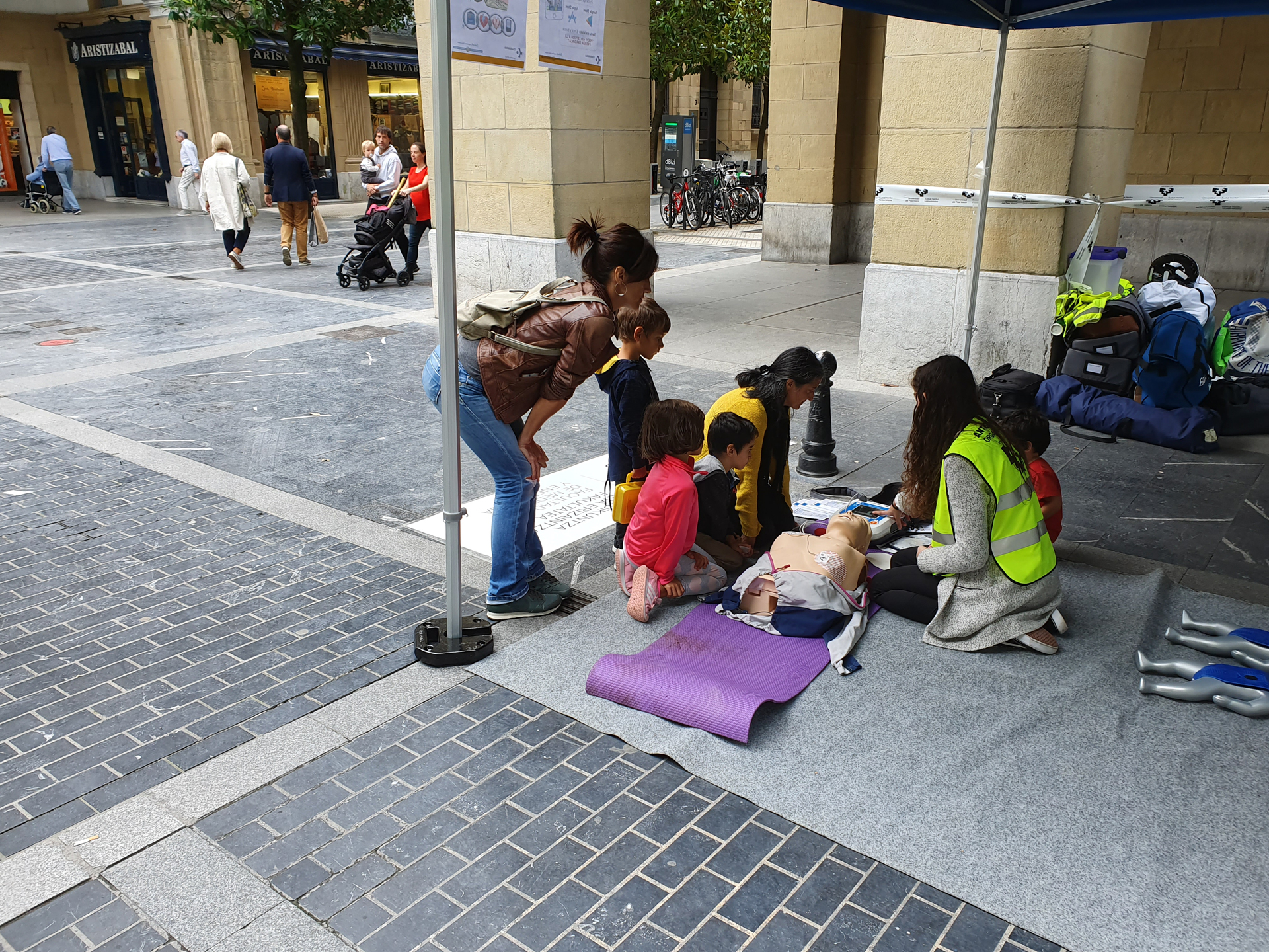 Medikuntza eta Erizaintzako ikasleak Donostiako kaleetan bihotza bizkortzeko maniobrak irakasten