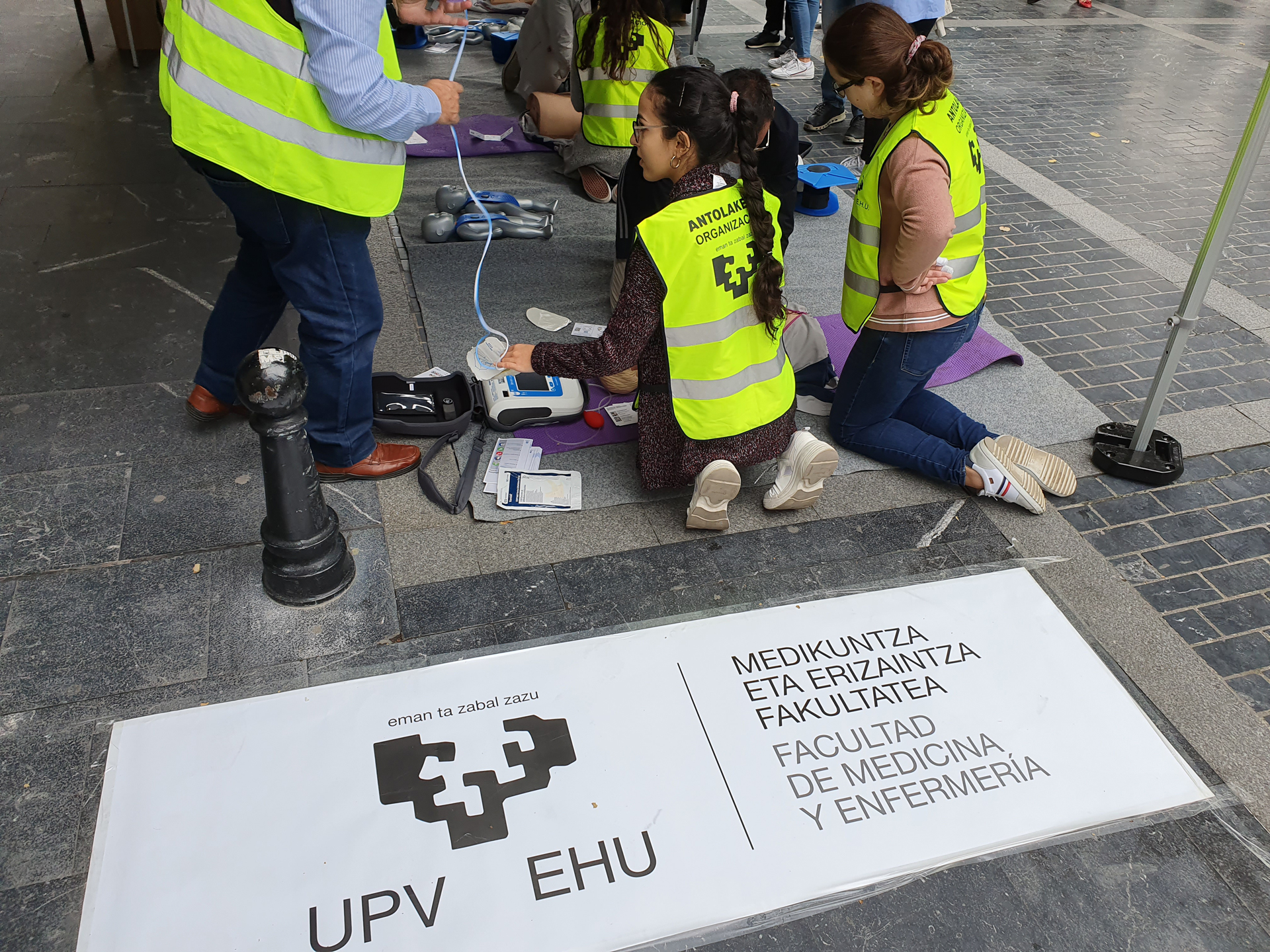 Alumnado de la Facultad de Medicina y Enfermería enseñando maniobras de RCP en las calles de Donostia