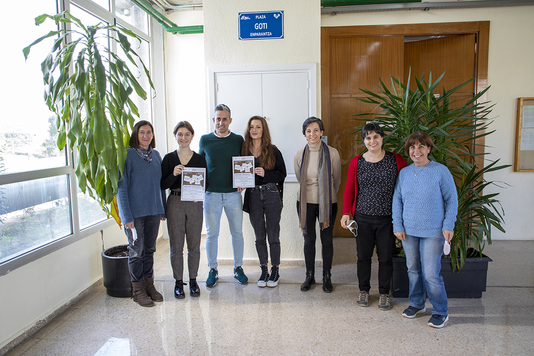Foto de grupo, con las ganadoras y algunas representantes de la Comisión de Igualdad del centro