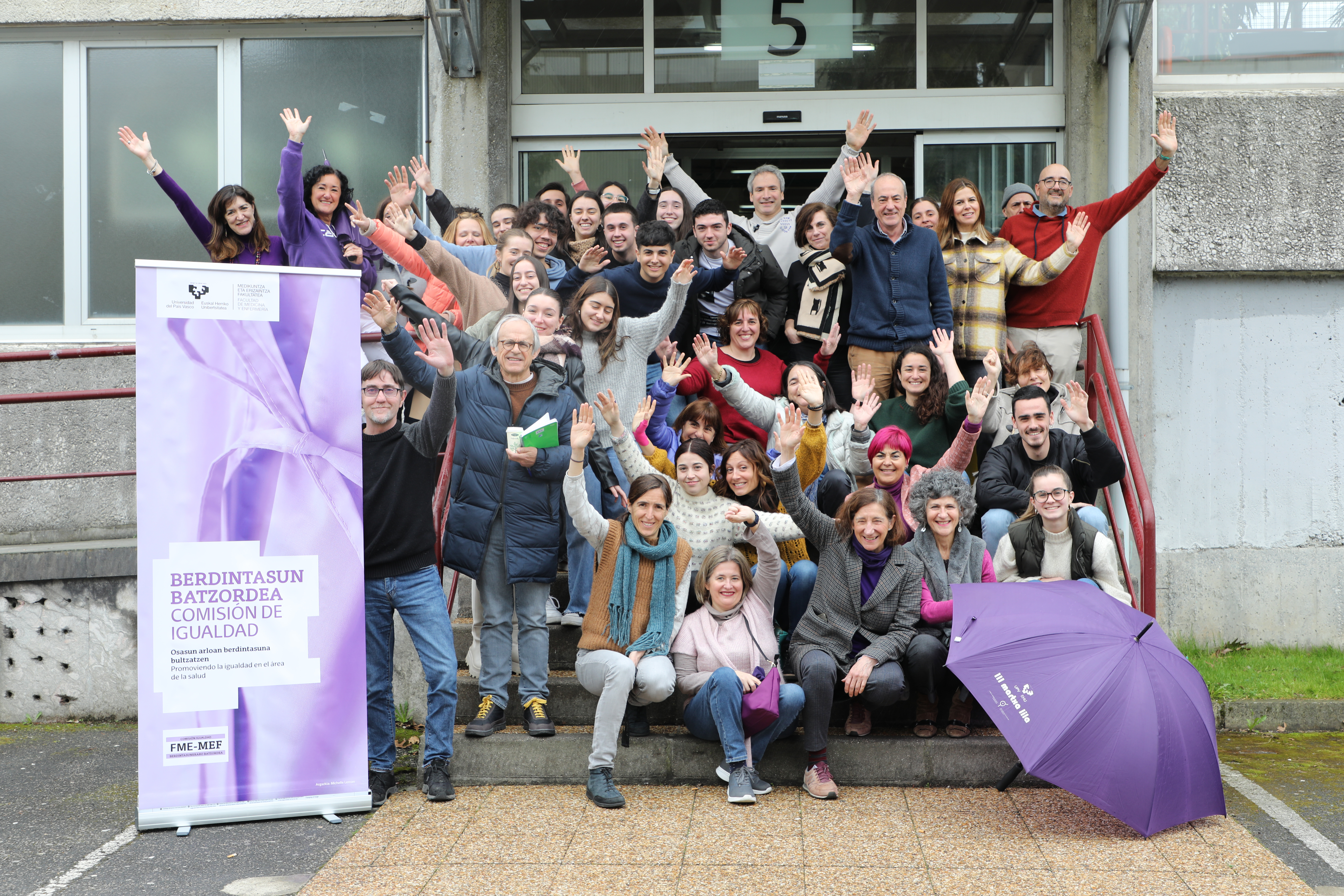 Fotografía colectiva en la puerta principal de la FME