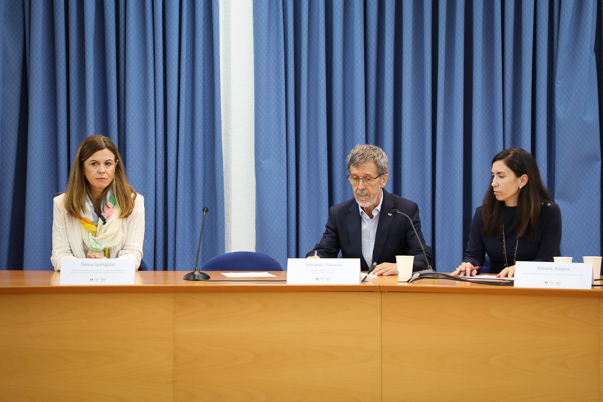 Bizkaiko Minbiziaren aurkako Elkatearen bisita UPV/EHUra