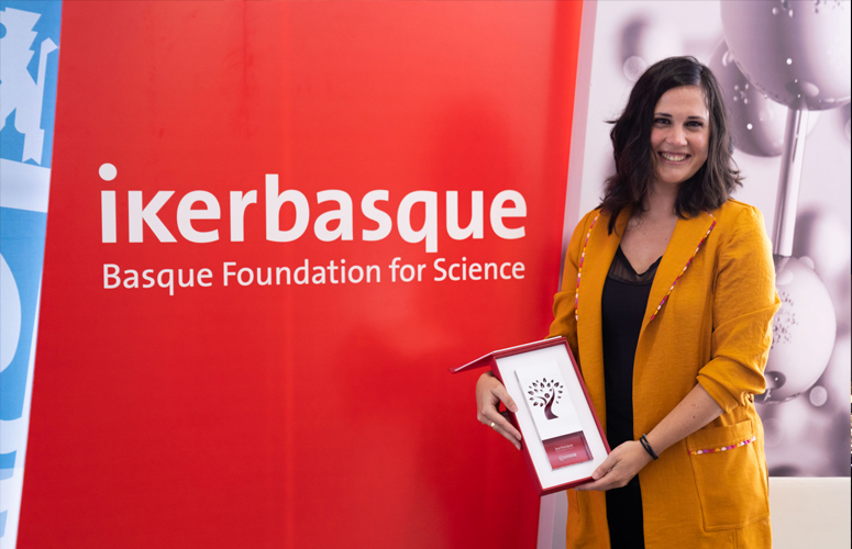 Matxus Perugorria muestra el galardón entregado por la Fundación Ikerbasque. Foto: Ikerbasque