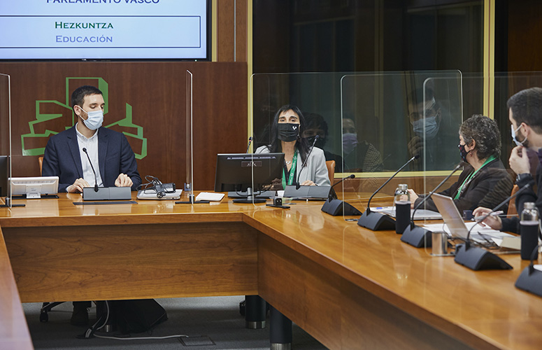 La rectora Nekane Balluerka presenta el balance 2017-2020 en el Parlamento Vasco