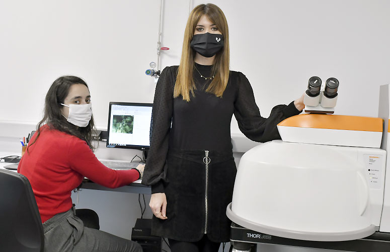 Silvia Pérez Díez y Maite Maguregui en el laboratorio