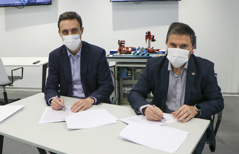 Jabier Larrañaga y Agustin Erkizia firmando el convenio. Foto: DFG