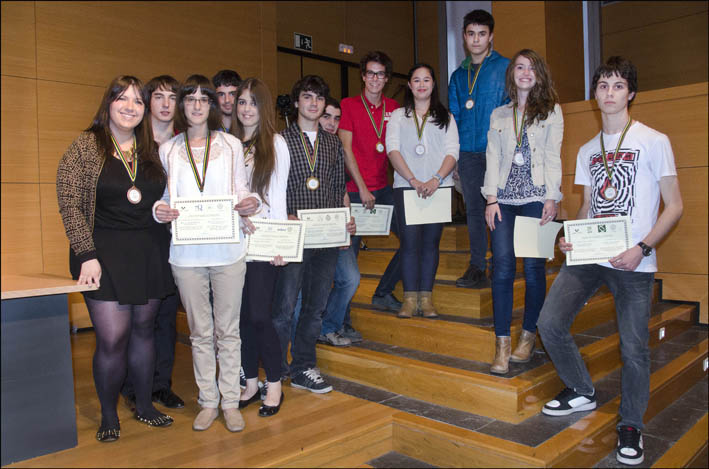Alumnos y alumnas premiados en la entrega de diplomas de las Olimpiadas Científicas 2014.
