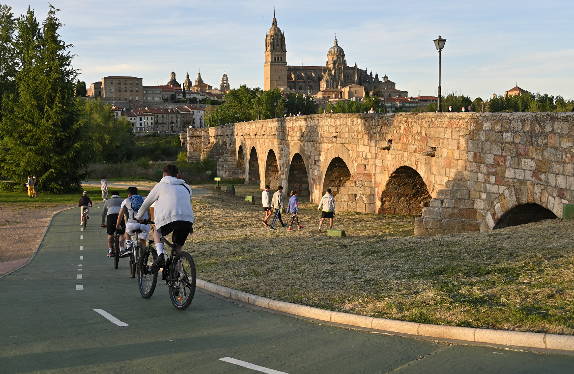 Entorno del puente romano en Salamanca.