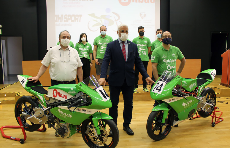 Charles Pinto, director de la Escuela de Ingeniería de Bilbao, junto a los representantes del equipo MotoStudent y las dos motos: eléctrica y de gasolina