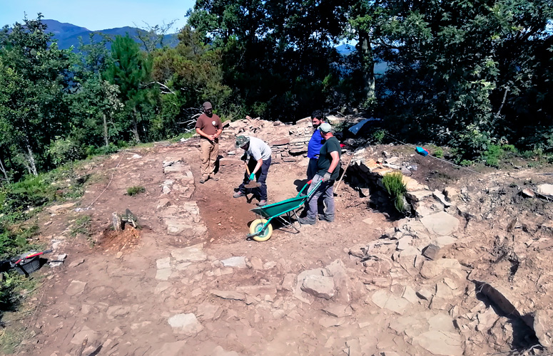 Imagen de las excavaciones arqueológicas en el puesto de vigilancia antiaérea de la Guerra Civil en el monte Arbalitza
