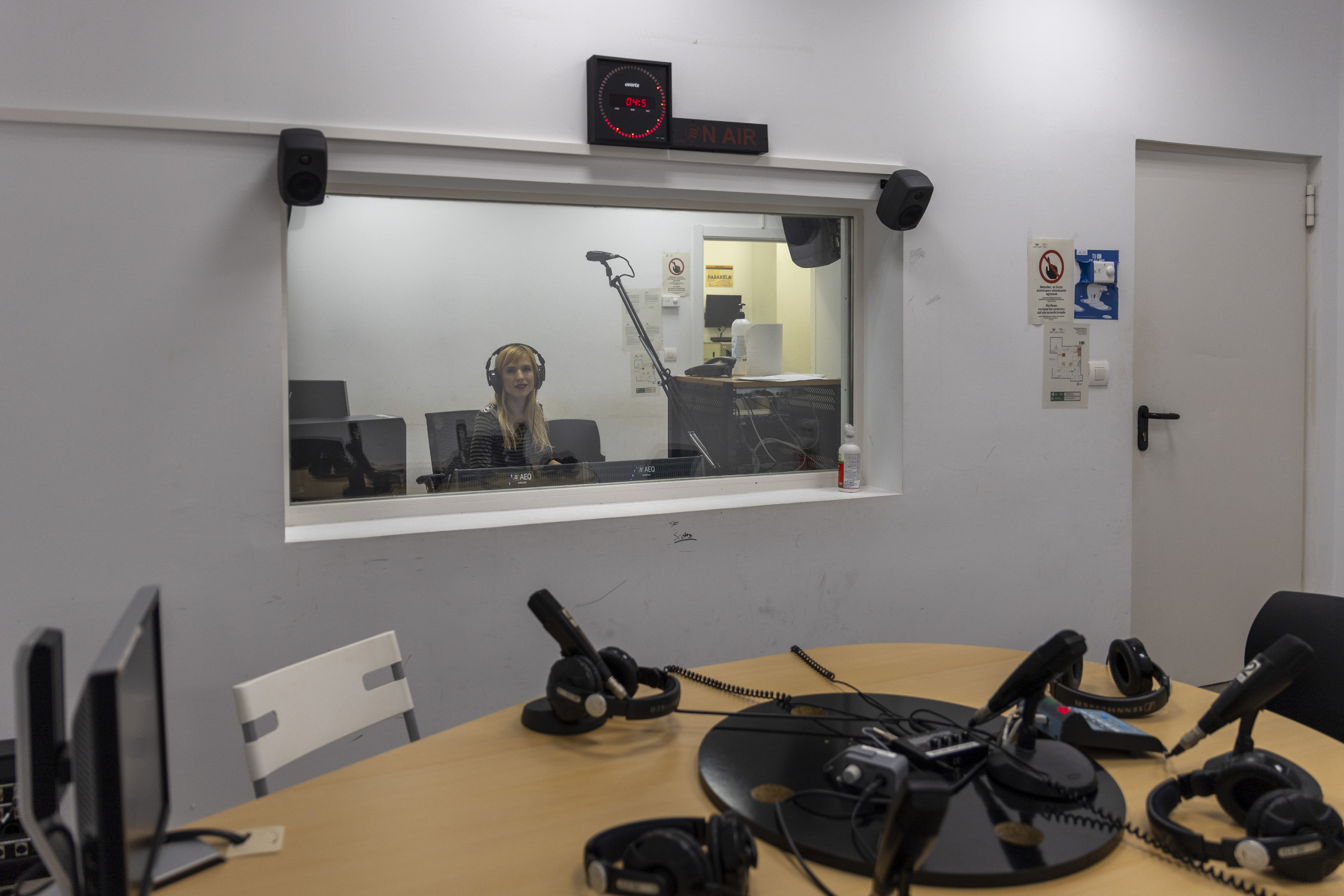 Irati Agirreazkuenaga, en la cabina de un estudio de radio de la Facultad de Ciencias Sociales y de la Comunicación. Foto: Unai Zorriketa. Oficina de Comunicación. UPV/EHU.