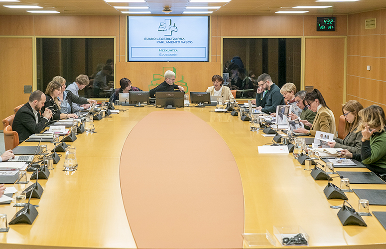 Reunión de la Comisión de Educación del Parlamento Vasco en la que ha comparecido la rectora Eva Ferreira