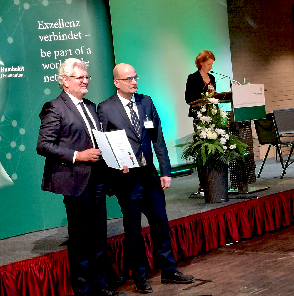 Géza Toth recibiendo el premio Friedrich Wilhelm Bessel Research Award