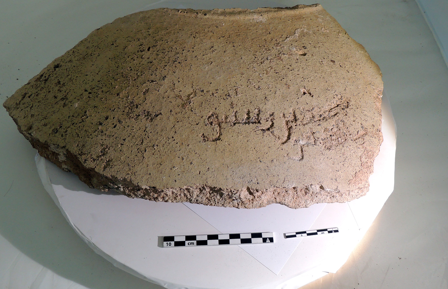 Fragmento de tinaja en el que aparece una inscripción en caracteres cúficos.