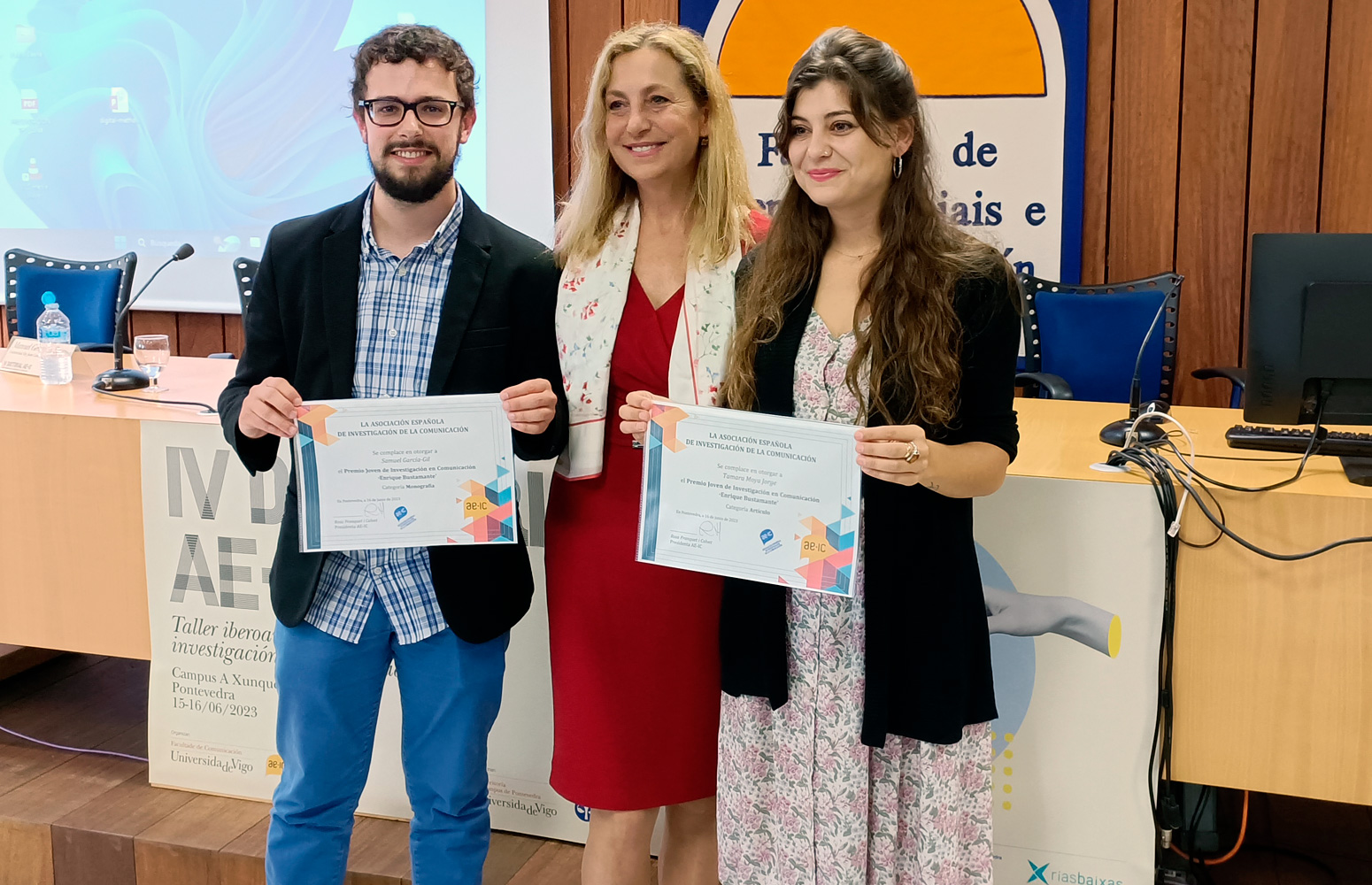 De izquierda a derecha, Samuel García Gil, premiado en la categoría de monografía, Patricia Corredor Lamas (URJC) y Tamara Moya Jorge, premiada en la categoría de artículo.