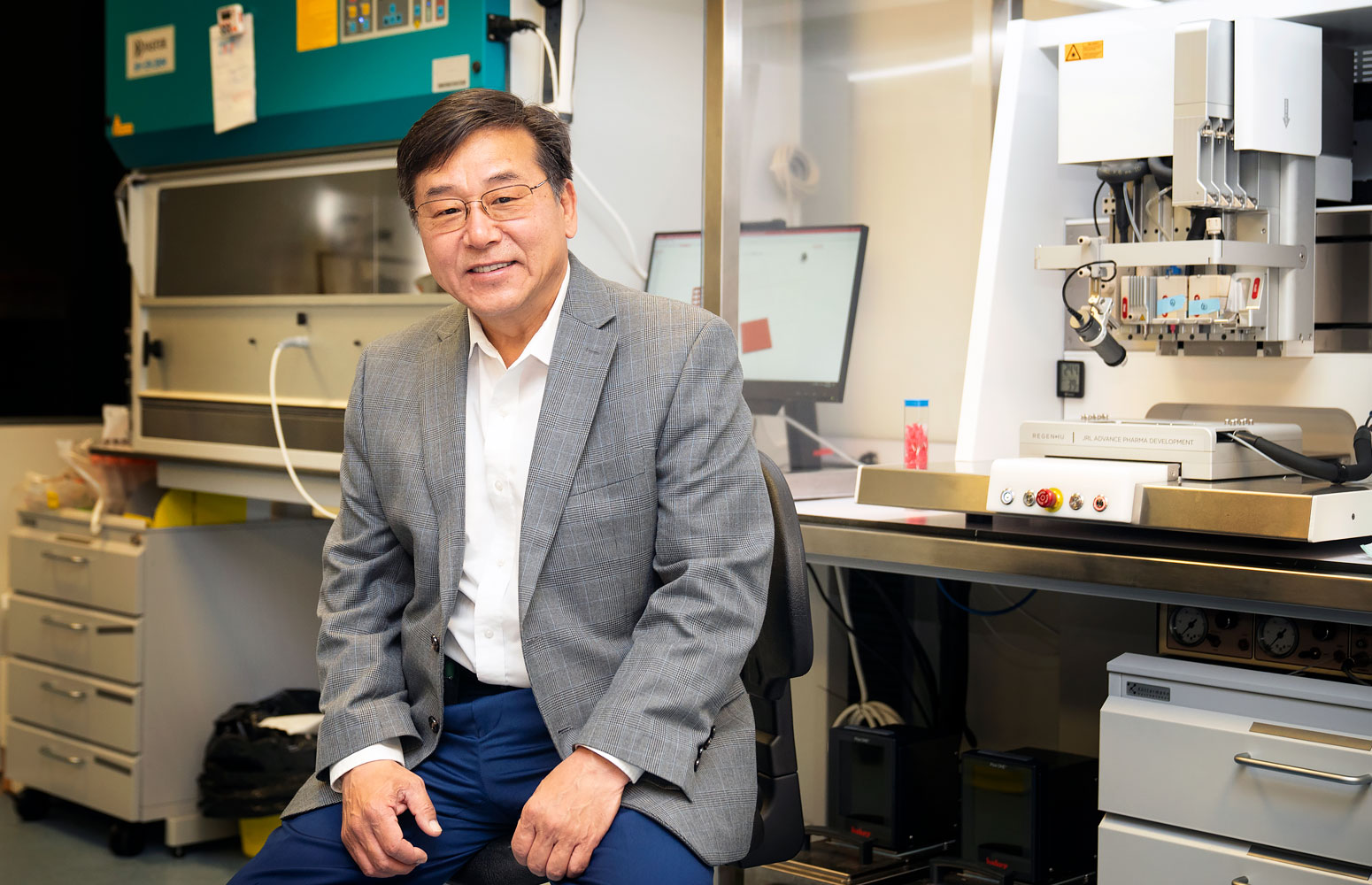 James J. Yoo impartió una conferencia en la Facultad de Farmacia sobre el desarrollo de tecnologías de apoyo para abordar las brechas traslacionales en la medicina regenerativa. Su visita ha permitido materializar una colaboración internacional entre el grupo de investigación NanoBioCell y el de Wake Forest.