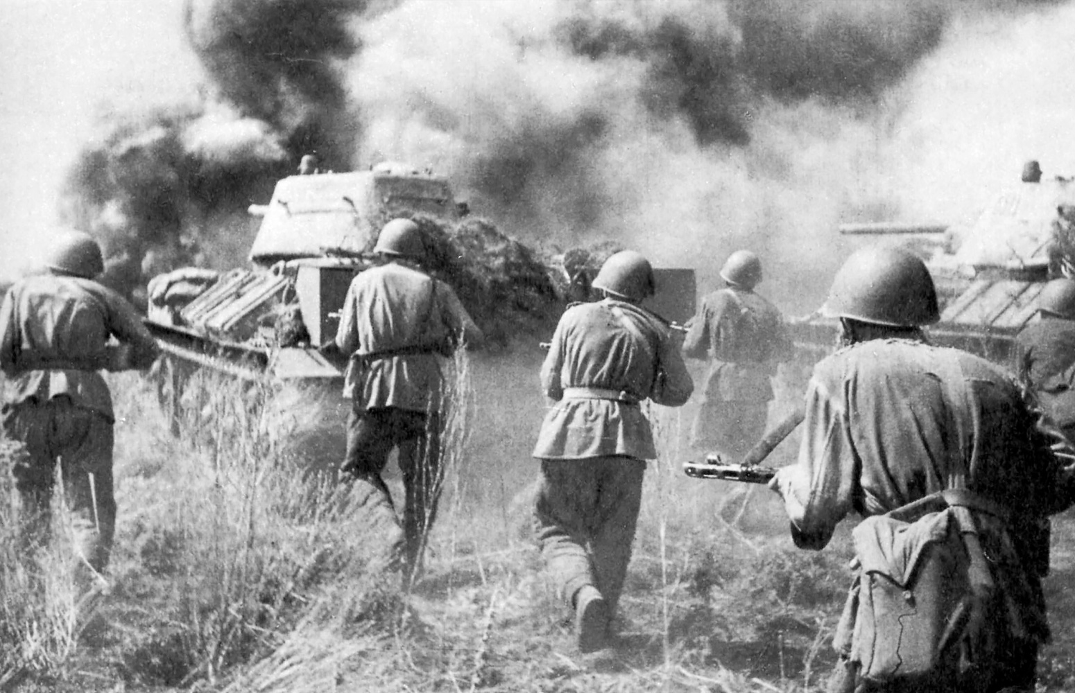 Soldados soviéticos avanzan durante la batalla de Kursk (1943), que se ha estudiado matemáticamente con ayuda de las leyes de Lanchester