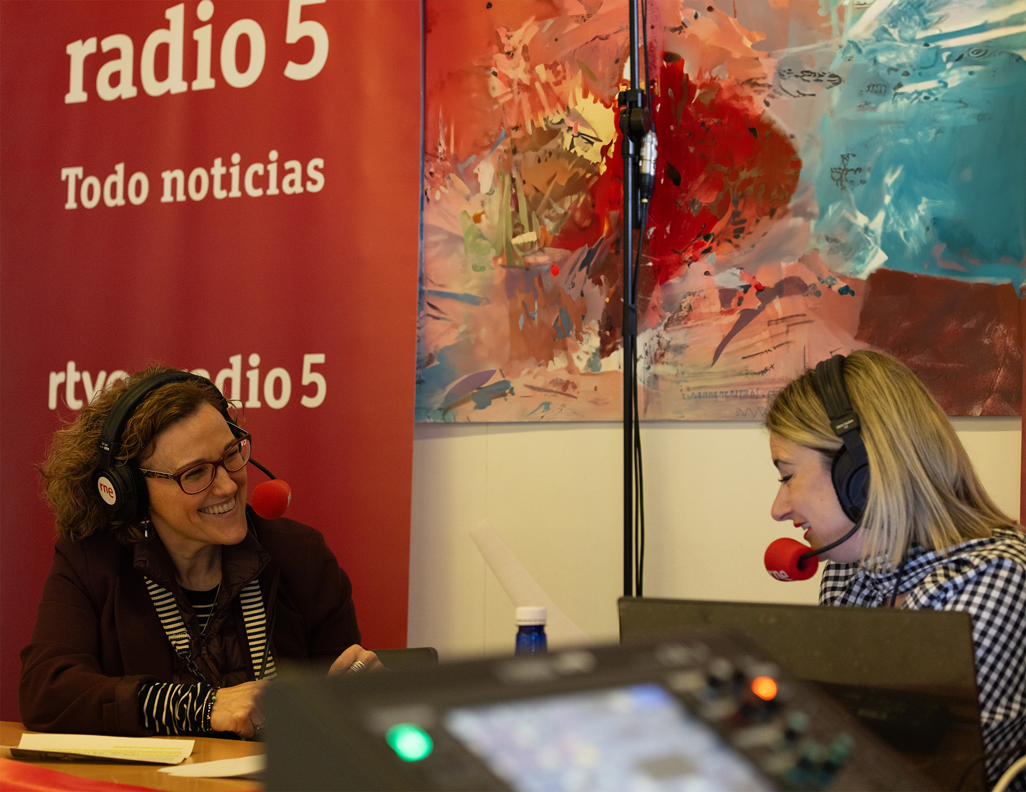 Ana Irene del Valle dekanoa Radio 5 (RNE) irratiko saioan, Gizarte eta Komunikazio Zientzien Fakultatean