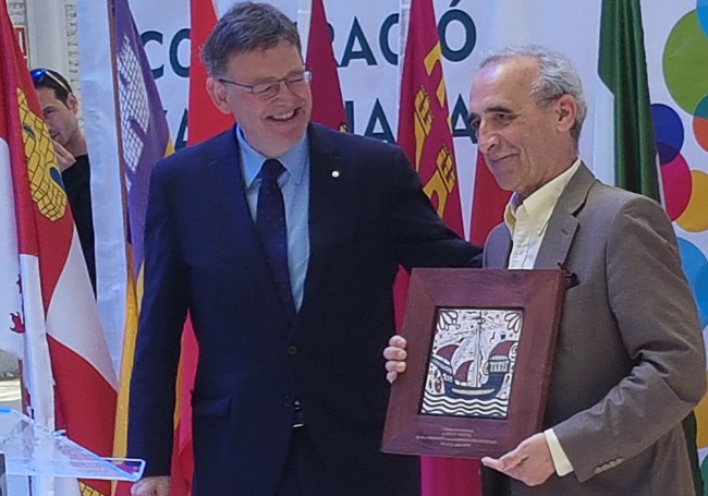 El catedrático de la UPV/EHU Koldo Unceta recibe un premio por sus estudios sobre cooperación
