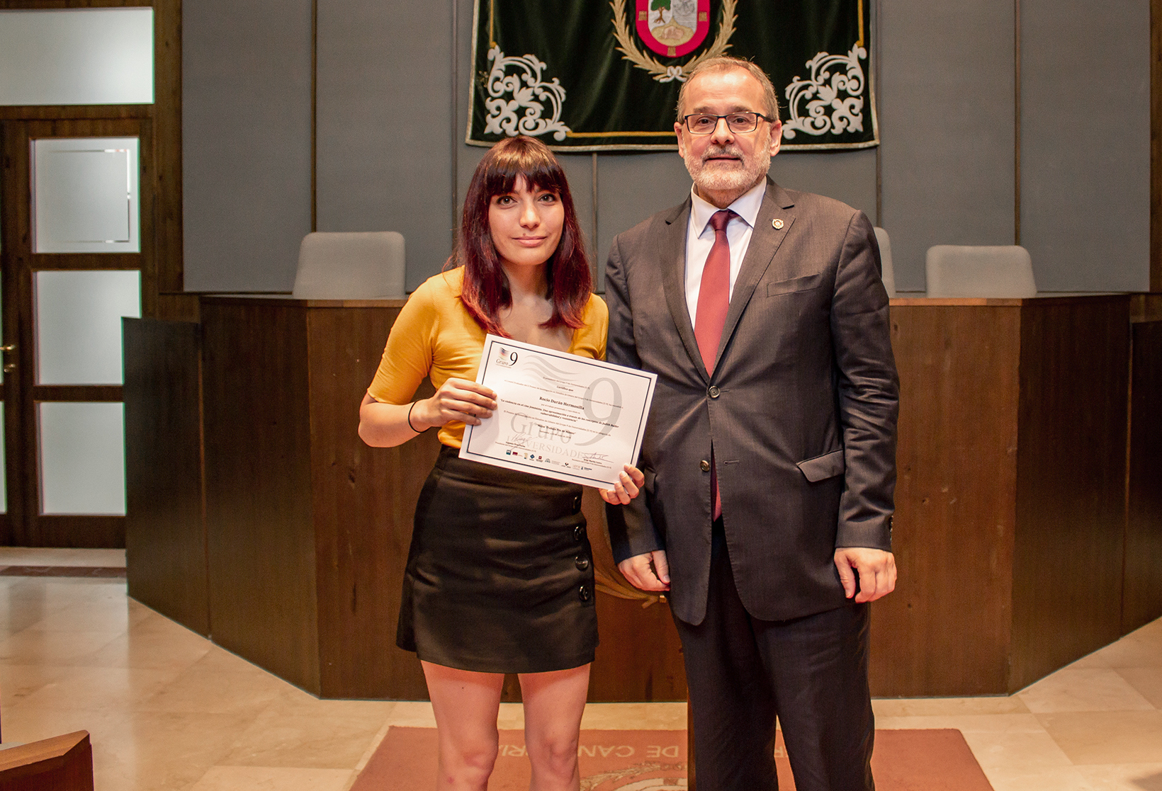 Rocío Durán Hermosilla,  ganadora del II Premio de Investigación en Estudios de Género en la categoría mejor trabajo fin de máster y Angel Pazos rector de la UC
