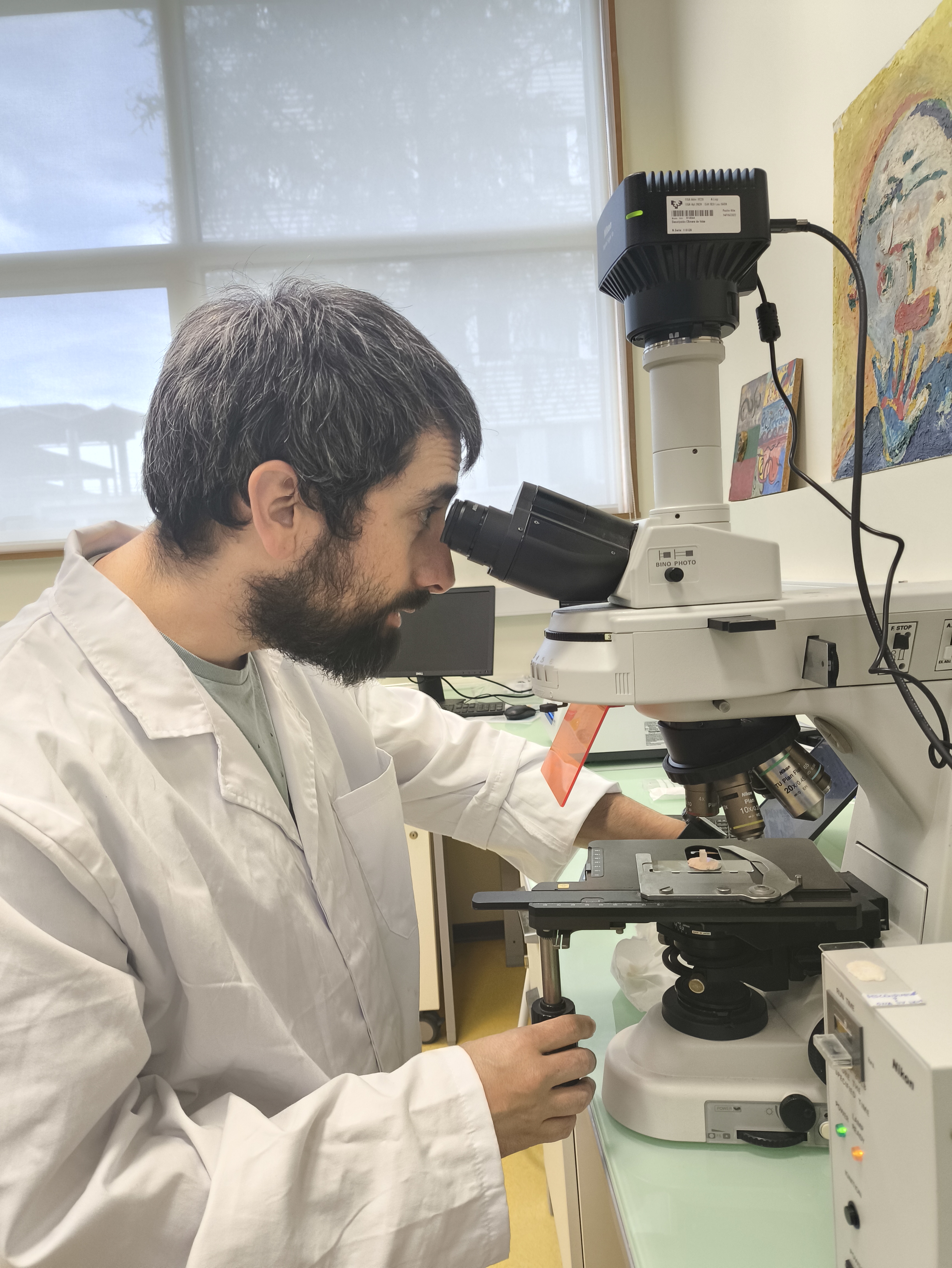 Oskar González-Mendia (using the optical microscope)
