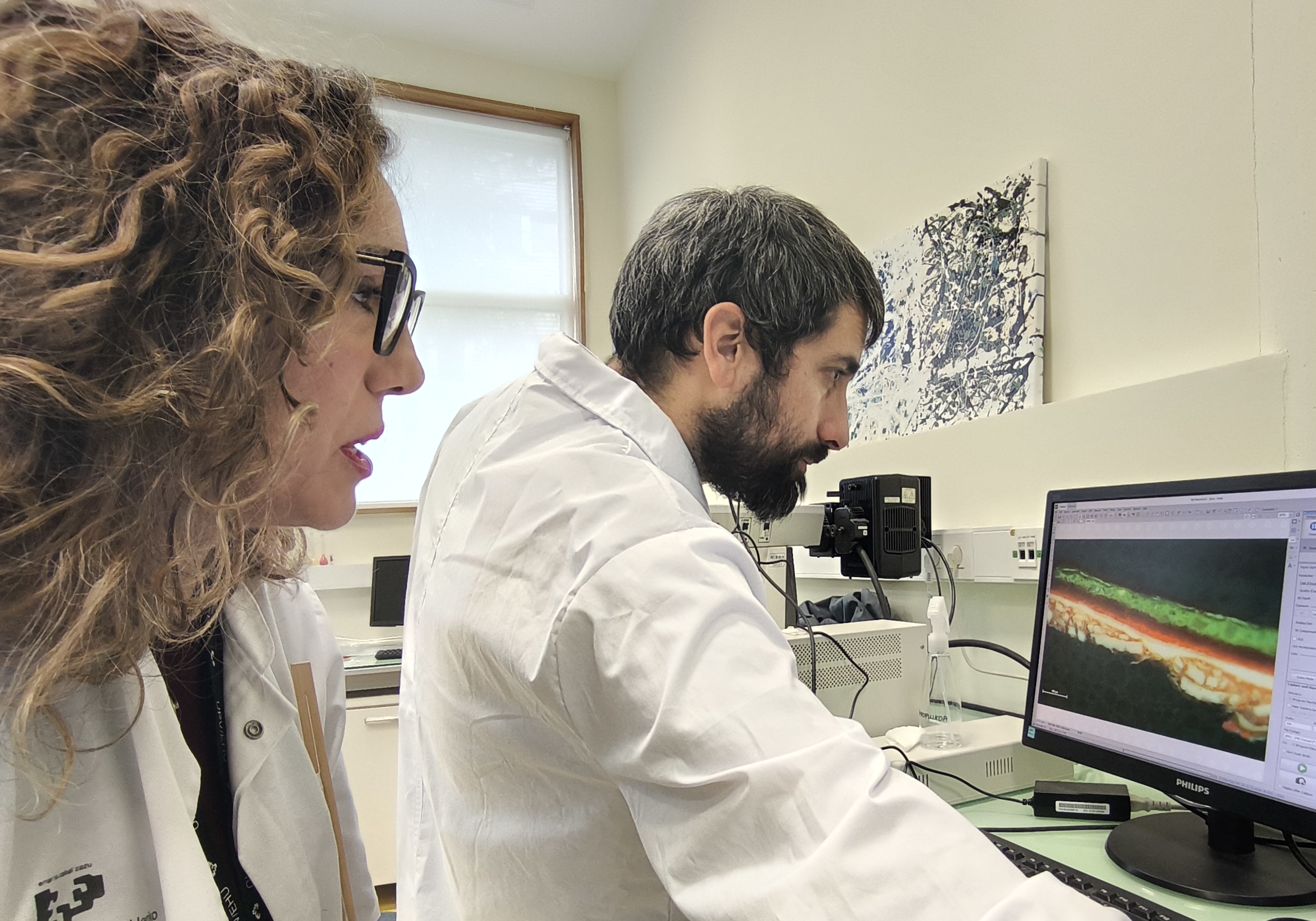 Itxaso Maguregui and Oskar González-Mendia (analyzing the sample’s stratigraphy)