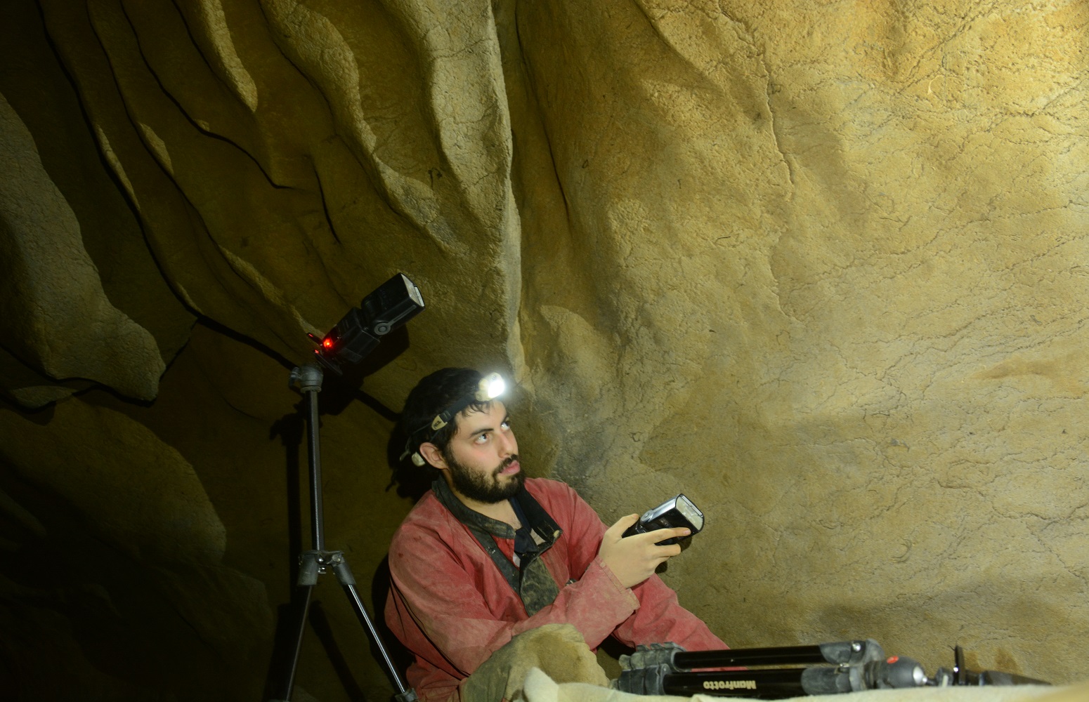 Iñaki Intxaurbe studying the walls of the cave