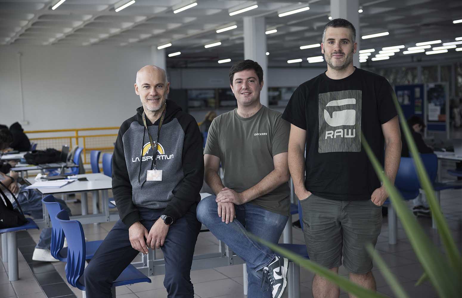 From left to right, the authors of the article: Gabriel A. López, Iñigo González de Arrieta, and Telmo Echániz. All three from the University of the Basque Country (EHU).