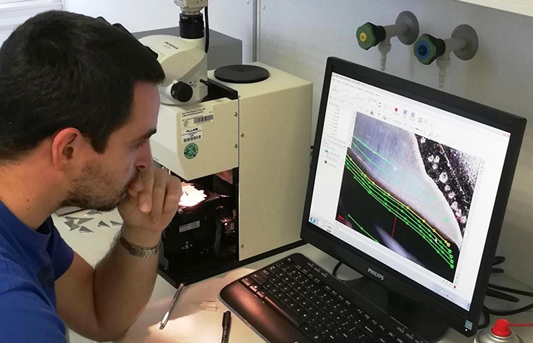 Asier García-Escárzaga using a micromill machine to obtain samples throughout shell growth