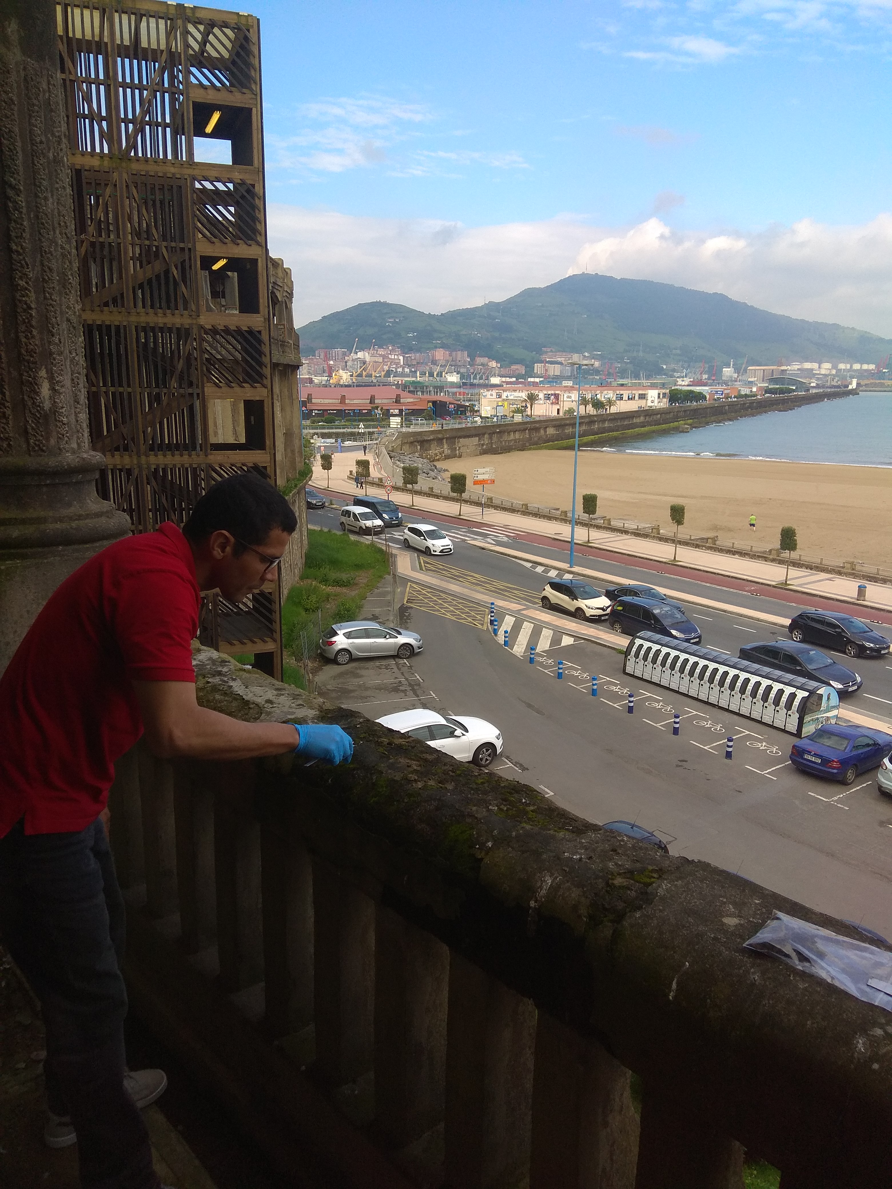 Euler Gallego Cartagena, the lead researcher on the project, taking samples of moss from the grimmiaceae family at Galerías de Punta Begoña (Punto Begoña Galleries), in Getxo