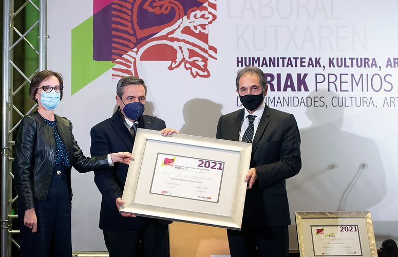 Agustin Azkarate saria jasotzen