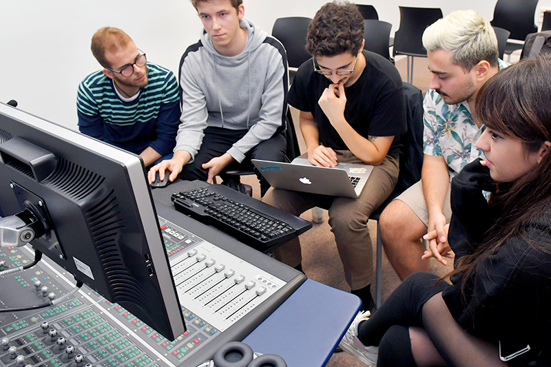 Alumnado realizando prácticas en la sala de postproducción de audio (Sala de control)