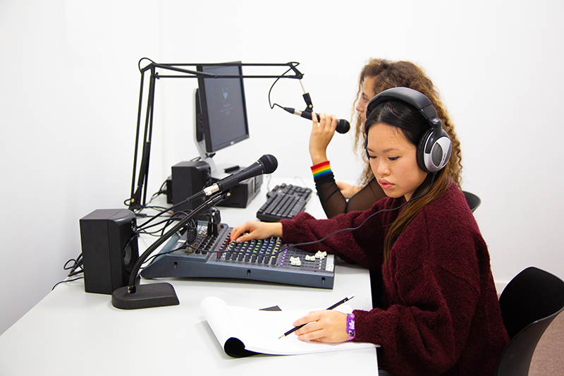 Alumnado realizando prácticas en los mini-locutorios de radio