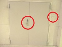 Alboko atea, 0 solairuan. Penter liburudendaren ondoan.