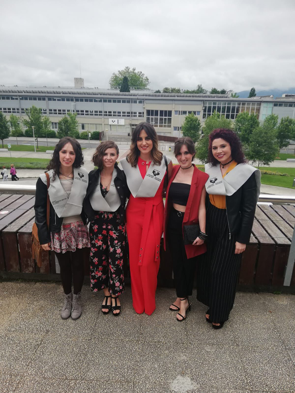 Marina Marroquín (Comunicación Audiovisual), Yolanda Aguirre (Comunicación Audiovisual), Olga Río (Publicidad y Relaciones Públicas), Yaiza Alaña (Publicidad y Relaciones Públicas) y Alejandra Rastrilla (Comunicación Audiovisual). Año 2018. Día de la graduación en el AULA MAGNA