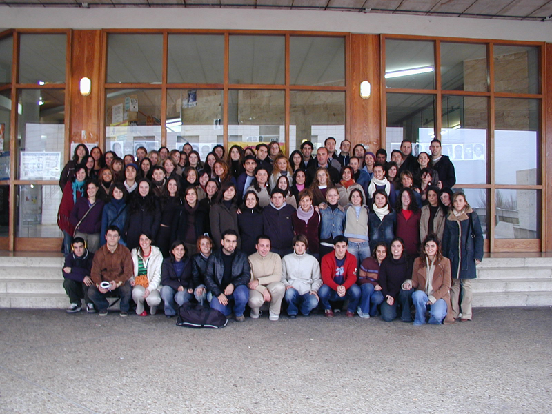 Grupo de 4º de Publicidad del curso 2003/04 - Fotos para la orla (foto enviada por Eloy Portilla)