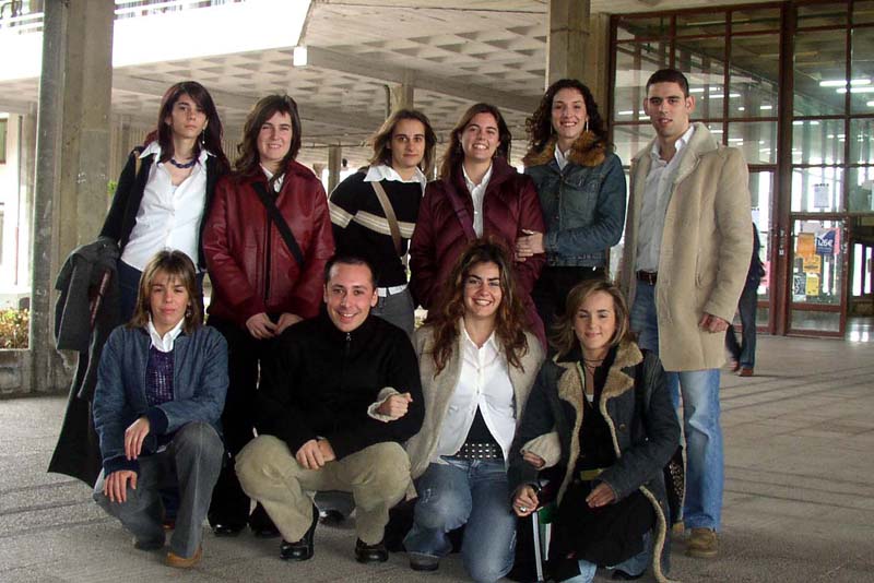 Grupo de 4º de Publicidad del curso 2003/04 - Fotos para la orla (foto enviada por Eloy Portilla)