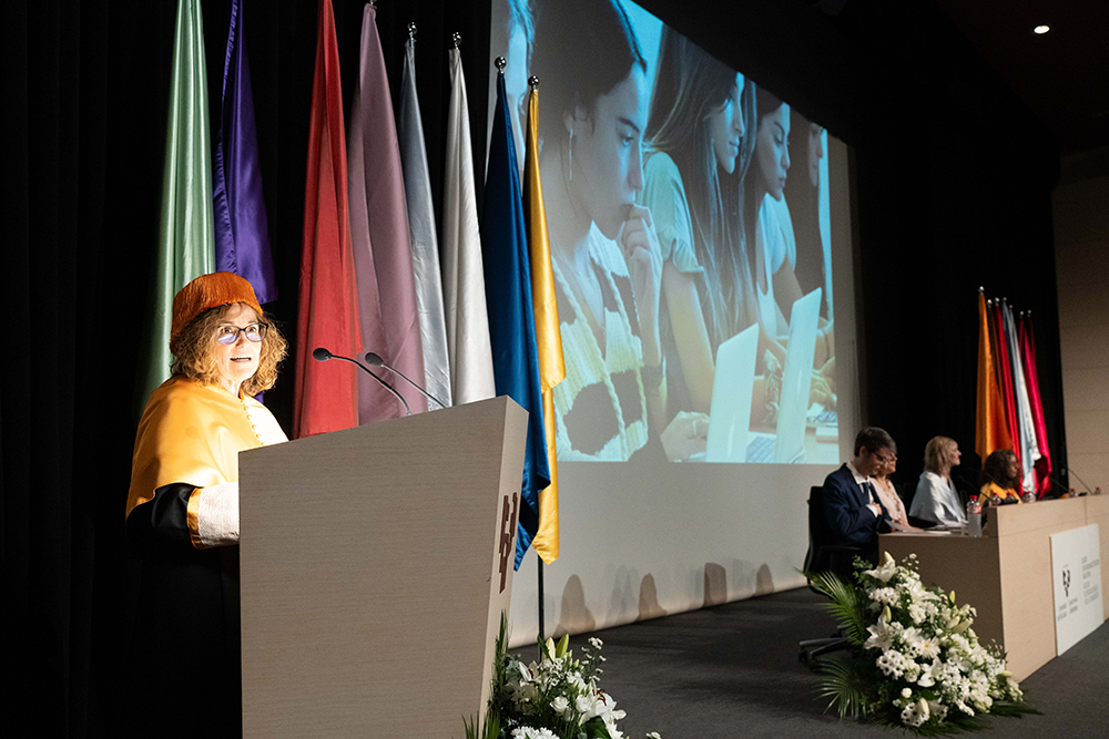 Apertura de la Ceremonia a cargo de la Decana, Ana Irene del Valle Loroño