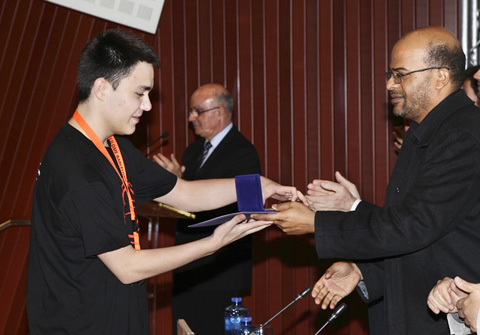 Martín Ortiz urrezko domina jasotzen