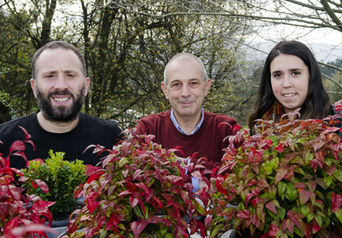Ezkerretatik eskunietara, Jorge Bañuelos eta Iñigo López Arbeloa, tesiaren zuzrendariak eta Leire Gartzia (Argazkia: Mikel Mtz. de Trespuentes)
