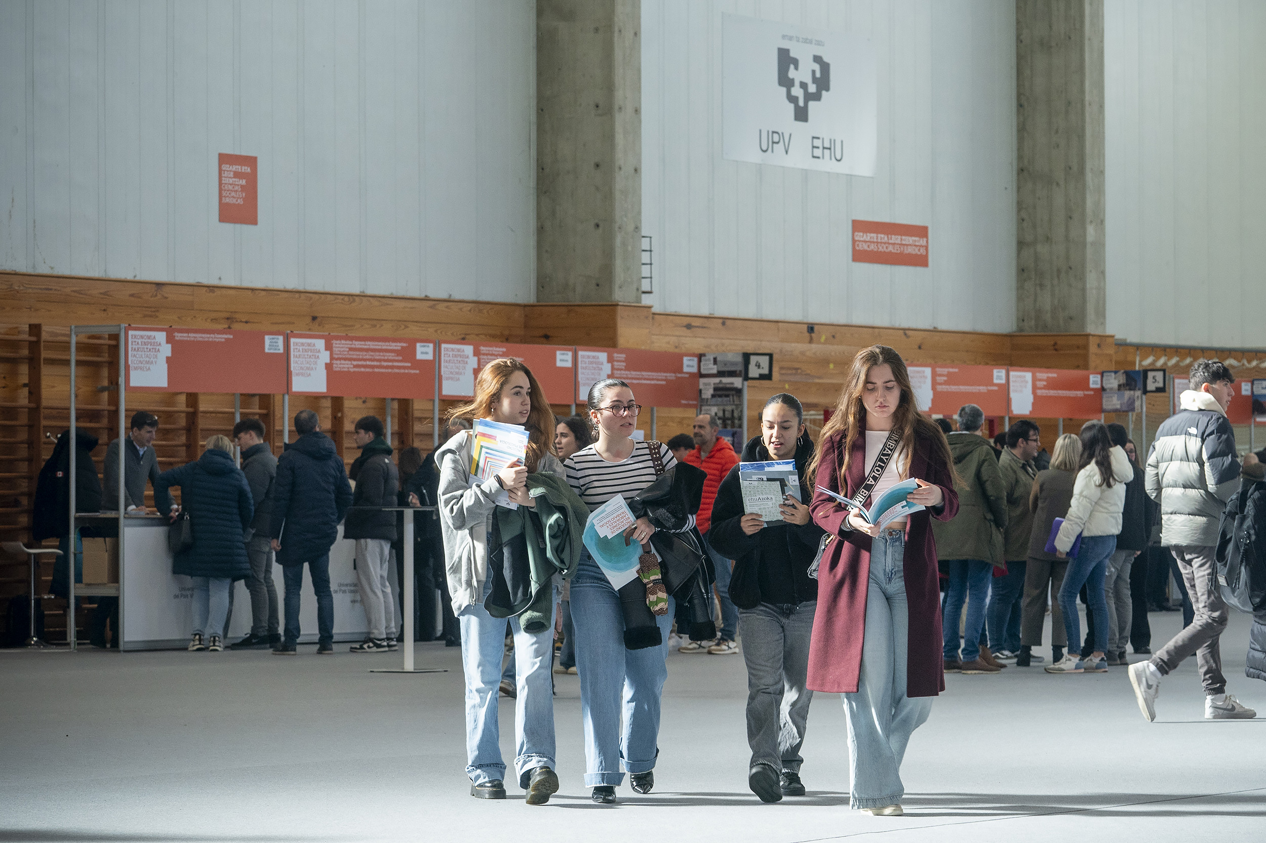 Estudiantes en la EHUazoka