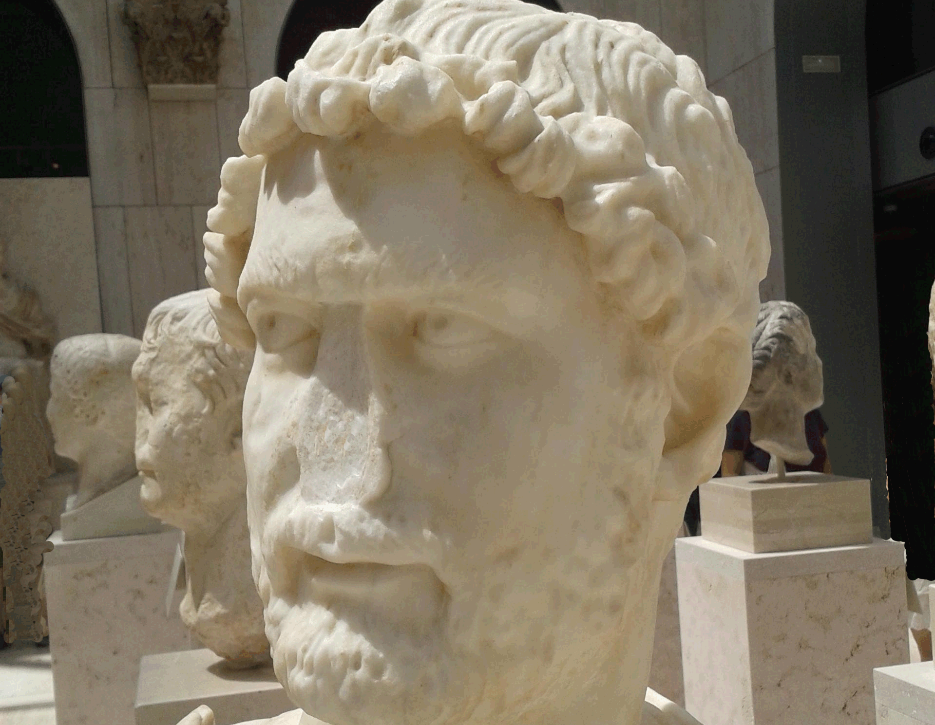 Adriano-ren estatua
