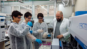 Students Mikel Calonge, Galder Sasía and Ane Cortabarría pay attention to explanations of Doctor Juan Carlos Raposo