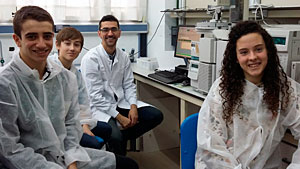 Los 3 alumnos  Jon Riloba, Gaizka Monje y Alaia Sasía junto al Doctor Luis Bartolome