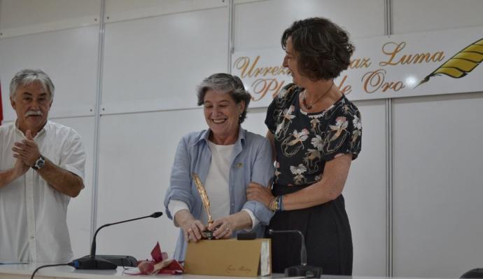 Lorea Bilbao entregó ayer el premio a Laura Mintegi, en presencia de Asier Muniategi. Foto: Maider Goikoetxea