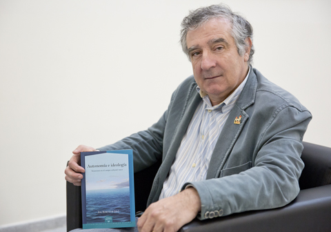 Jon Kortazar nos muestra su libro. Foto: Laura López UPV/EHU